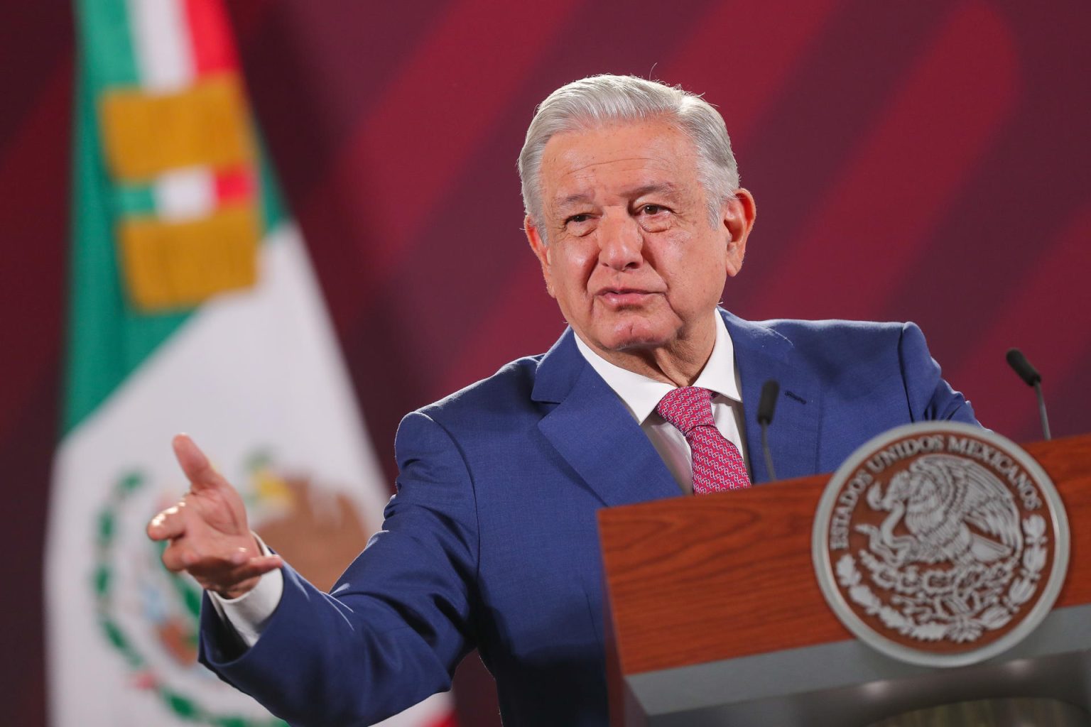 El presidente de México, Andrés Manuel López Obrador, participa durante una rueda de prensa hoy, en el Palacio Nacional, en la Ciudad de México (México). EFE/ Isaac Esquivel