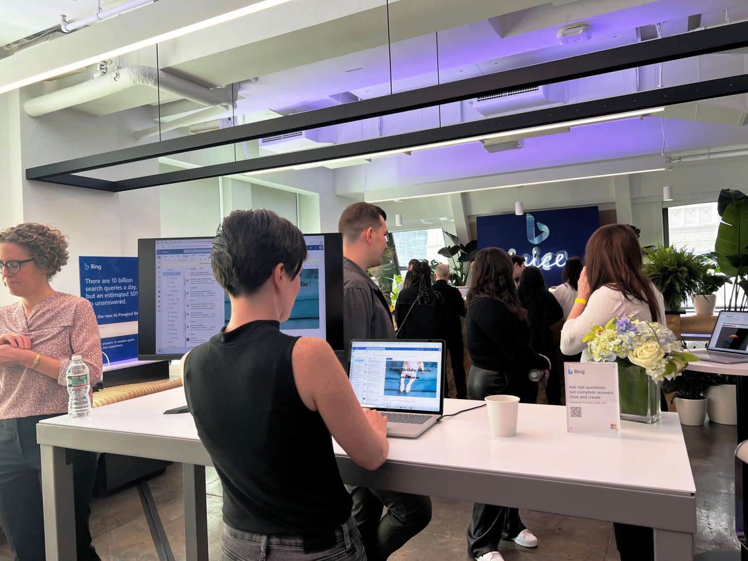 Unas personas prueban las nuevas herramientas de inteligencia artificial hoy en una tienda de Microsoft en Nueva York. EFE/Sarah Yáñez-Richards