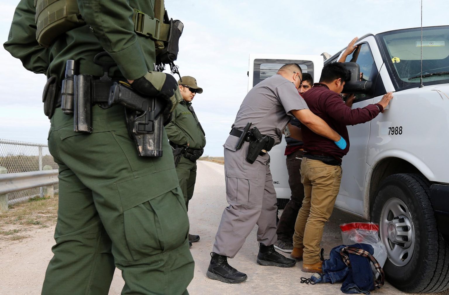 Guardias estadounidenses detienen a inmigrantes mexicanos que trataban de pasar la frontera de Estados Unidos de forma ilegal, próximo al cercado fronterizo a lo largo del Valle del Río Grande este miércoles en Texas, Estados Unidos. Imagen de archivo. EFE/ Erik S. Lesser