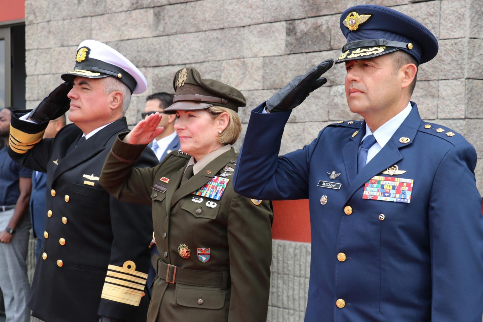 Fotografía cedida por el Comando Aéreo de Transporte Militar (CATAM), que muestra a la General Laura J. Richardson, Comandante del Comando Sur de EE.UU. (c), mientras es recibida por el comandante del CATAM, Brigadier General Juan Francisco Mosquera (d), y el jefe de estado mayor conjunto FF.MM., Almirante José Joaquin Amézquita (i), tras su llegada hoy a Bogotá (Colombia). EFE/ Catam SÓLO USO EDITORIAL/SÓLO DISPONIBLE PARA ILUSTRAR LA NOTICIA QUE ACOMPAÑA (CRÉDITO OBLIGATORIO)