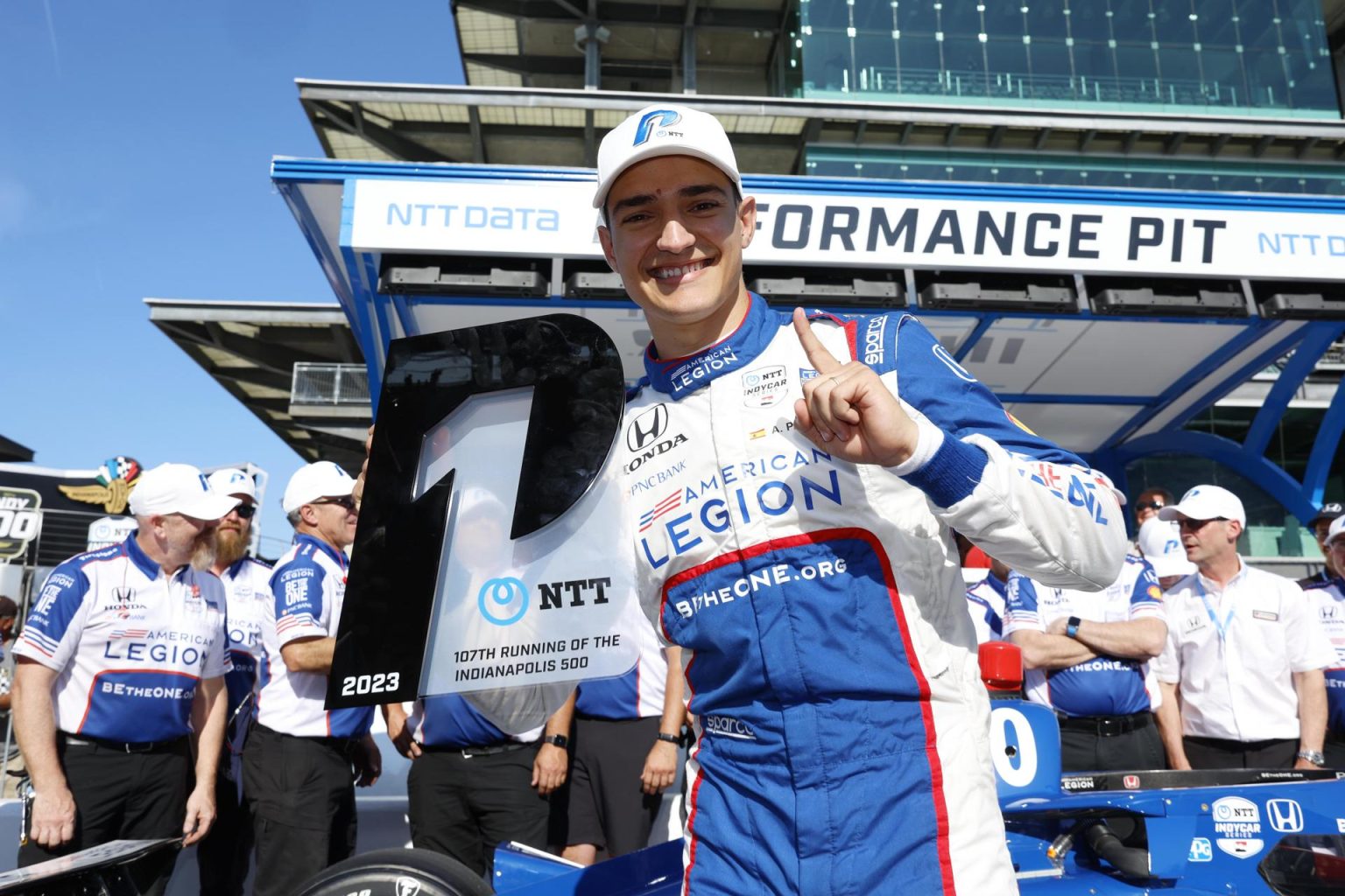 El piloto español Álex Palou mientras celebra su pole en la 107 edición de las 500 Millas este domingo. EFE/Indy/Car/Chris Jones