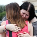 Alexa Keith (d) y Brooklyn Desse (i) se abrazan durante la vigilia en recuerdo del tiroteo que acabó con la vida de 9 personas en un centro comercial en Allen, Texas,Estados Unidos. EFE/ Adam Davis