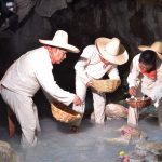 Fotografía de archivo del 14 de marzo de 2019, donde se observa a indígenas participando en un ritual de la pesca sardina, en la cueva de Azufre en el estado de Tabasco (México). EFE/Jaime Ávalos