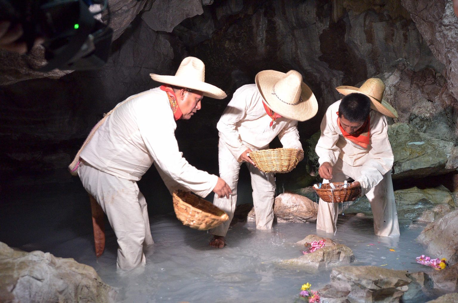 Fotografía de archivo del 14 de marzo de 2019, donde se observa a indígenas participando en un ritual de la pesca sardina, en la cueva de Azufre en el estado de Tabasco (México). EFE/Jaime Ávalos