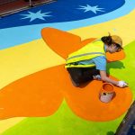 La muralista española Vanesa Álvarez trabaja dando los últimos retoques a la obra "Union with the universe" (Unión con el universo), pintada en el asfalto en una calle de la plaza de Union Square, hoy en Nueva York (EE. UU). EFE/Ángel Colmenares