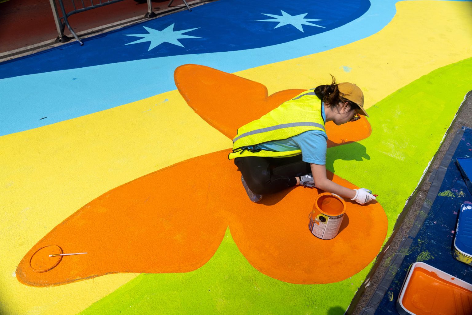 La muralista española Vanesa Álvarez trabaja dando los últimos retoques a la obra "Union with the universe" (Unión con el universo), pintada en el asfalto en una calle de la plaza de Union Square, hoy en Nueva York (EE. UU). EFE/Ángel Colmenares