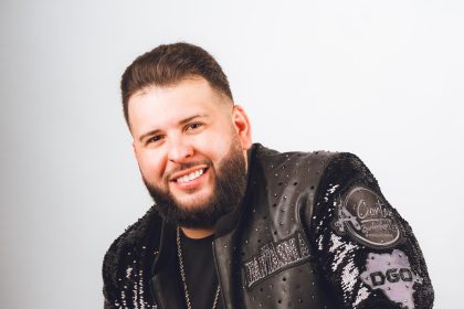 Fotografía cedida hoy por AfinArte Music que muestra al cantante mexicano El Fantasma mientras posa. Mientras la mayoría de los cantantes de regional mexicano apuestan por los corridos tumbados, Alexander García, más conocido como El Fantasma, se adentra a la balada en su proyecto "Xperimental". EFE/ Afinarte Music /SOLO USO EDITORIAL /SOLO DISPONIBLE PARA ILUSTRAR LA NOTICIA QUE ACOMPAÑA (CRÉDITO OBLIGATORIO)