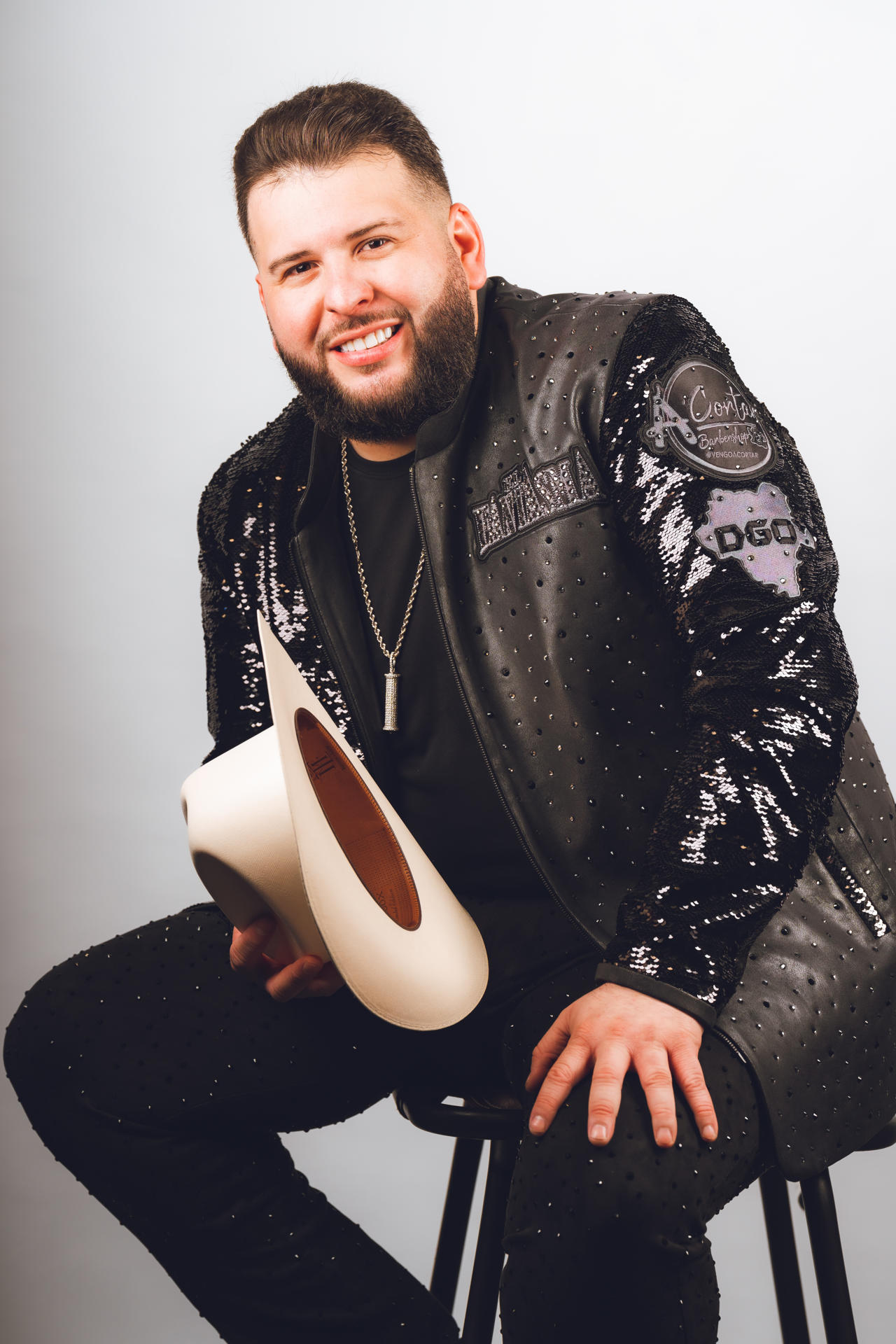 Fotografía cedida hoy por AfinArte Music que muestra al cantante mexicano El Fantasma mientras posa. Mientras la mayoría de los cantantes de regional mexicano apuestan por los corridos tumbados, Alexander García, más conocido como El Fantasma, se adentra a la balada en su proyecto "Xperimental". EFE/ Afinarte Music /SOLO USO EDITORIAL /SOLO DISPONIBLE PARA ILUSTRAR LA NOTICIA QUE ACOMPAÑA (CRÉDITO OBLIGATORIO)