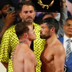 El boxeador mexicano Saul "Canelo" Álvarez (i) junto al ingles John Ryder (d) posan durante la ceremonia de pesaje, hoy en el Teatro Degollado en la ciudad de Guadalajara, Jalisco (México). EFE/ Francisco Guasco