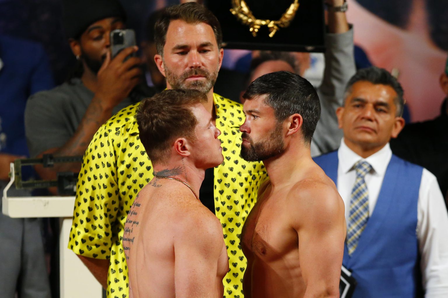 El boxeador mexicano Saul "Canelo" Álvarez (i) junto al ingles John Ryder (d) posan durante la ceremonia de pesaje, hoy en el Teatro Degollado en la ciudad de Guadalajara, Jalisco (México). EFE/ Francisco Guasco