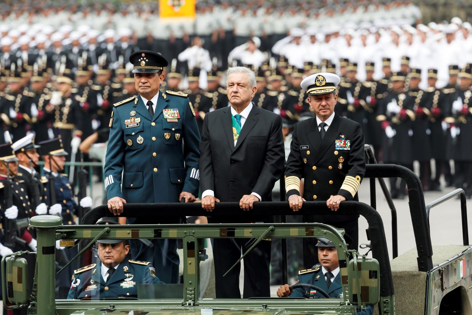 El presidente de México, Andrés Manuel López Obrador (c), pasa revista, acompañado del Secretario de la Defensa Nacional, Luis Crescencio Sandoval (i), y del Secretario de Marina, José Rafael Ojeda Duran (d). Imagen de archivo. EFE/José Méndez