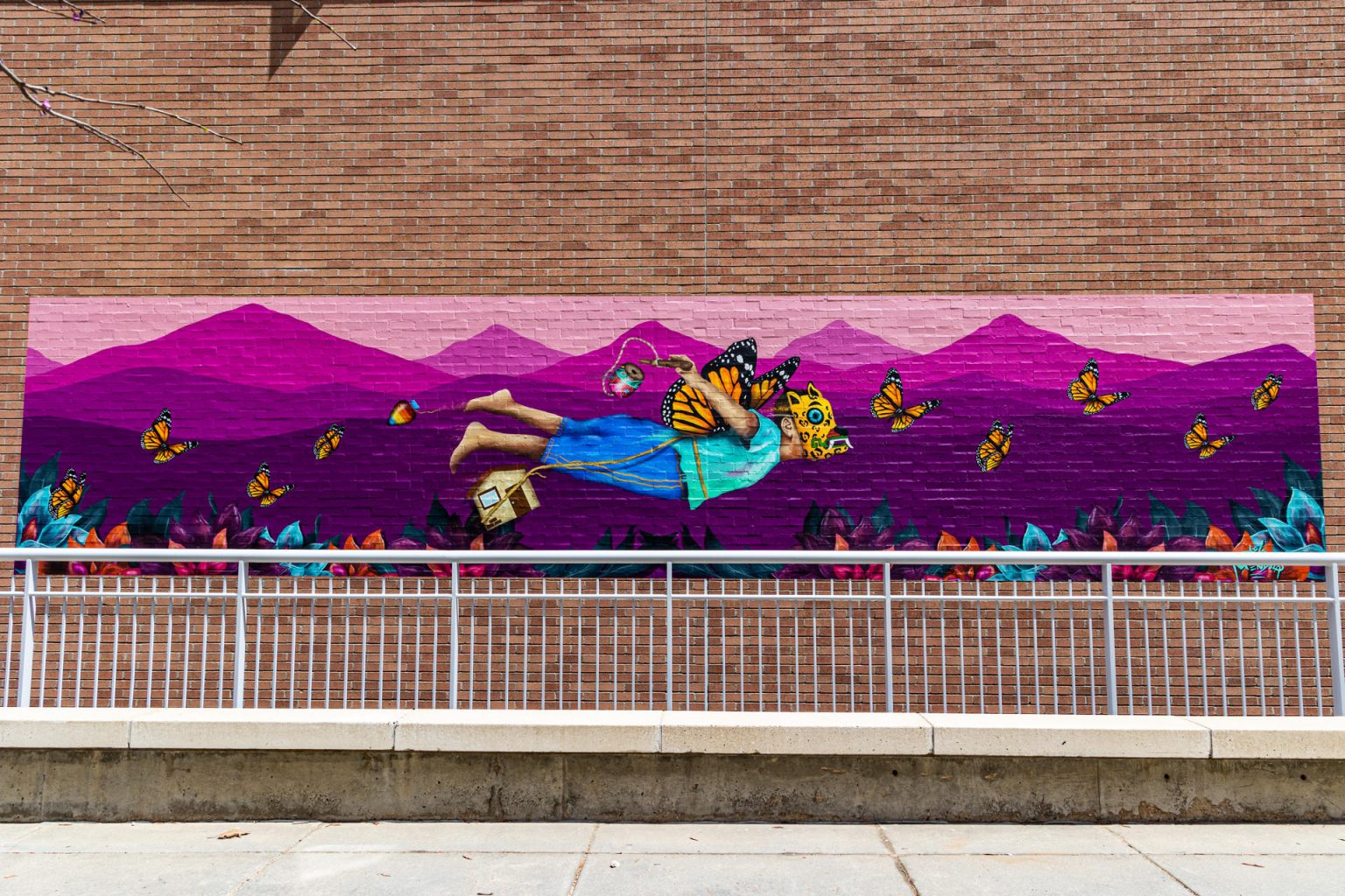 Fotografía cedida por la Universidad de Colorado donde se muestra el mural "Fly to Heal" (Volar para sanar) pintado por el artista Julio "Juls" Mendoza en una pared exterior del Campus Médico Anschutz en la Universidad de Colorado (CU) en Denver. EFE/Universidad de Colorado  /SOLO USO EDITORIAL/NO VENTAS/SOLO DISPONIBLE PARA ILUSTRAR LA NOTICIA QUE ACOMPAÑA/CRÉDITO OBLIGATORIO