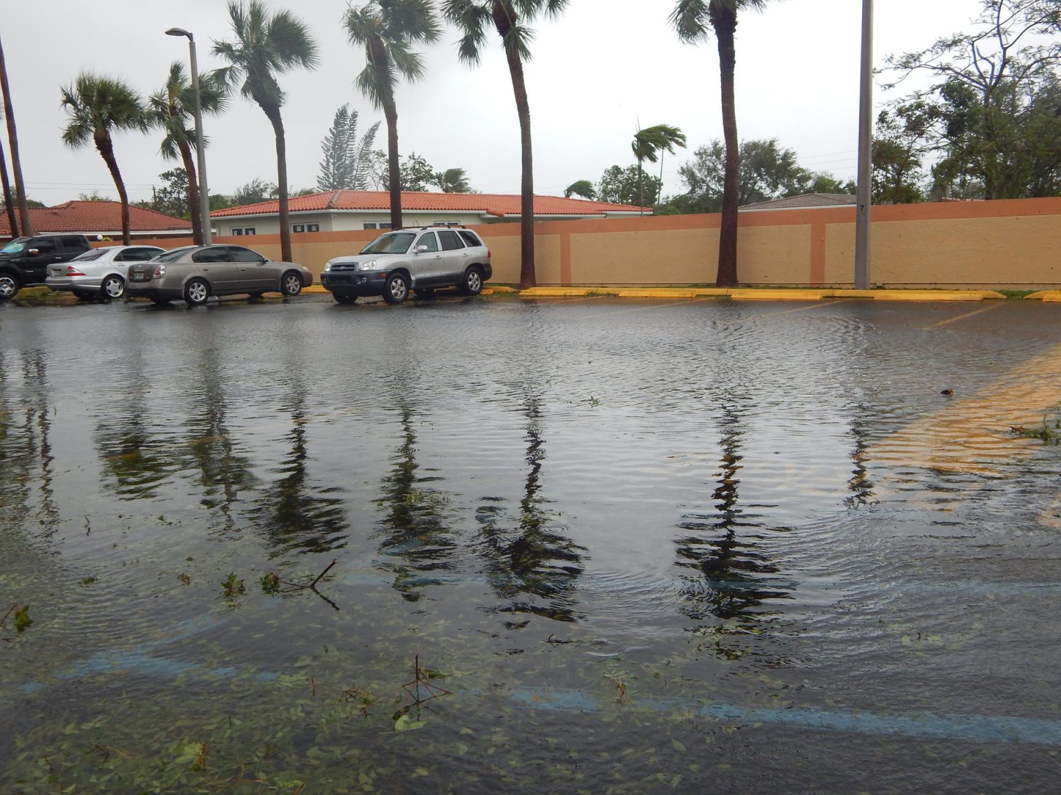 Vista de un estacionamiento tras el paso del huracán Irma, en el distrito de Kendall, en Miami, Florida (EE.UU.). Imagen de archivo. EFE/Latif Kassidi