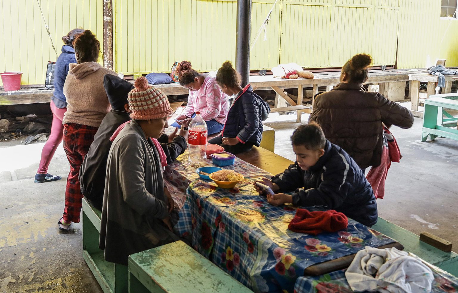 Migrantes permanecen en un albergue el 5 de mayo de 2023, en Tijuana (México). EFE/Joebeth Terríquez