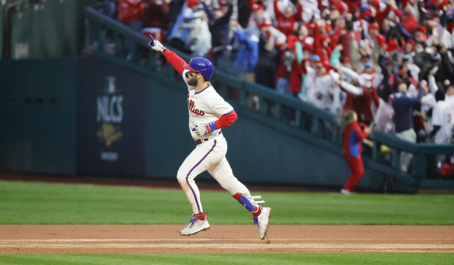 El bateador de los Filis de Philadelphia, Bryce Harper, en una fotografía de archivo. EFE/EPA/JASON SZENES