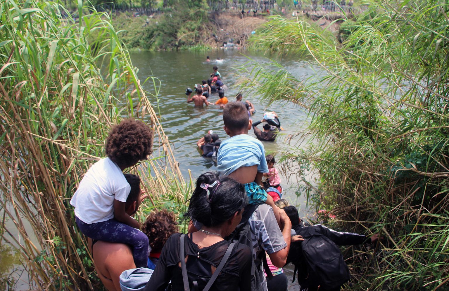 Migrantes cruzan el río Bravo para intentar ingresar a Estados Unidos en Matamoros (México). EFE/Abrahan Pineda-Jacome