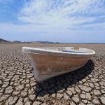 Fotografía de archivo de una lancha varada en una área seca de la presa Abelardo L. Rodríguez, en Hermosillo, estado de Sonora (México). EFE/ Daniel Sánchez