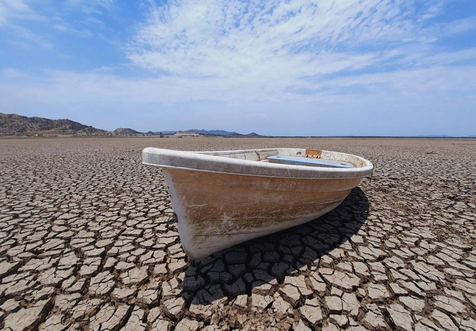 Fotografía de archivo de una lancha varada en una área seca de la presa Abelardo L. Rodríguez, en Hermosillo, estado de Sonora (México). EFE/ Daniel Sánchez