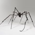 Fotografía cedida por Sotheby's donde se muestra la obra "Spider" -Araña- (1996) de la artista francoestadounidense Louise Bourgeois (1911-2010), que se vendió este jueves por 32,8 millones de dólares en una subasta en Nueva York y se convirtió en su obra más cara. EFE/Sotheby's /SOLO USO EDITORIAL/NO VENTAS/SOLO DISPONIBLE PARA ILUSTRAR LA NOTICIA QUE ACOMPAÑA/CRÉDITO OBLIGATORIO