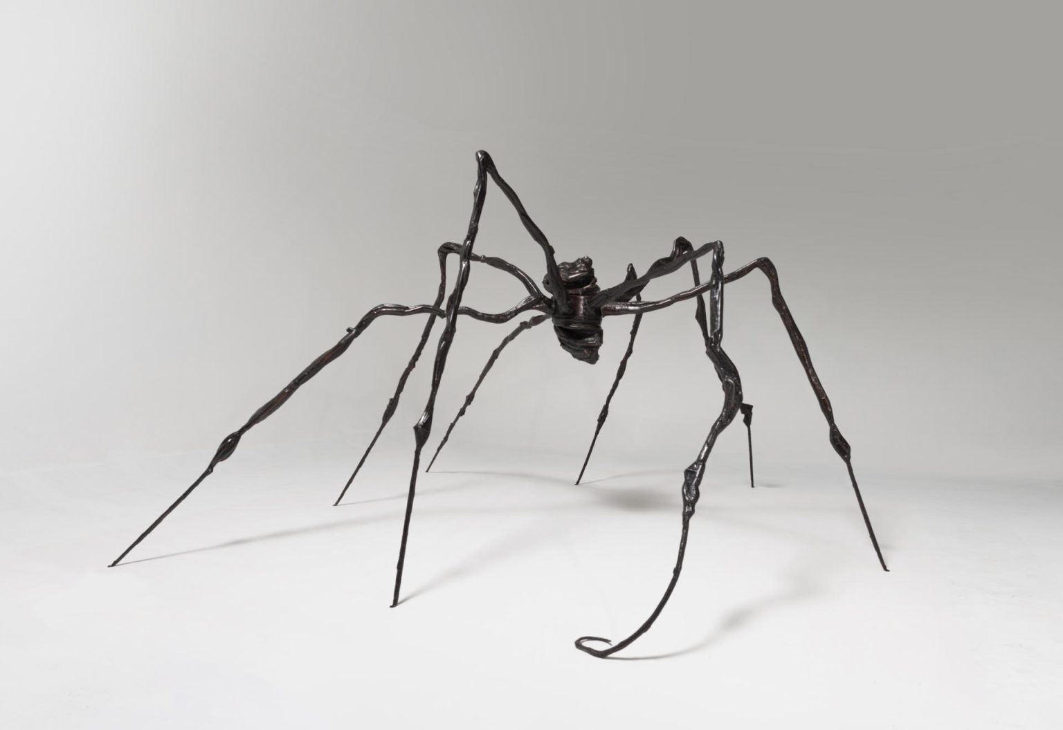 Fotografía cedida por Sotheby's donde se muestra la obra "Spider" -Araña- (1996) de la artista francoestadounidense Louise Bourgeois (1911-2010), que se vendió este jueves por 32,8 millones de dólares en una subasta en Nueva York y se convirtió en su obra más cara. EFE/Sotheby's /SOLO USO EDITORIAL/NO VENTAS/SOLO DISPONIBLE PARA ILUSTRAR LA NOTICIA QUE ACOMPAÑA/CRÉDITO OBLIGATORIO