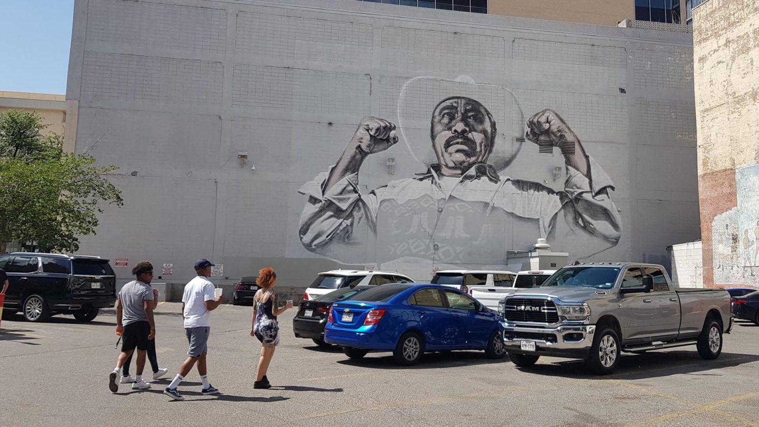 Jóvenes caminan frente a un mural, el 13 de mayo de 2023, en El Paso, Texas (EE.UU.). EFE/Jorge Fuentelsaz