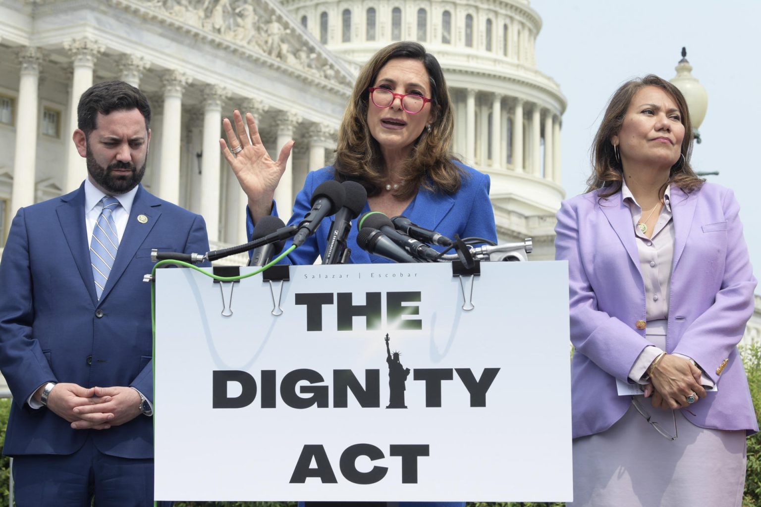 La congresista republicana, María Elvira Salazar (c), habla junto a sus colegas el republicano Mike Lawler (i) y la demócrata Verónica Escobar (d), durante una conferencia de prensa celebrada hoy, frente al Congreso en Washington (EEUU). EFE/Lenin Nolly