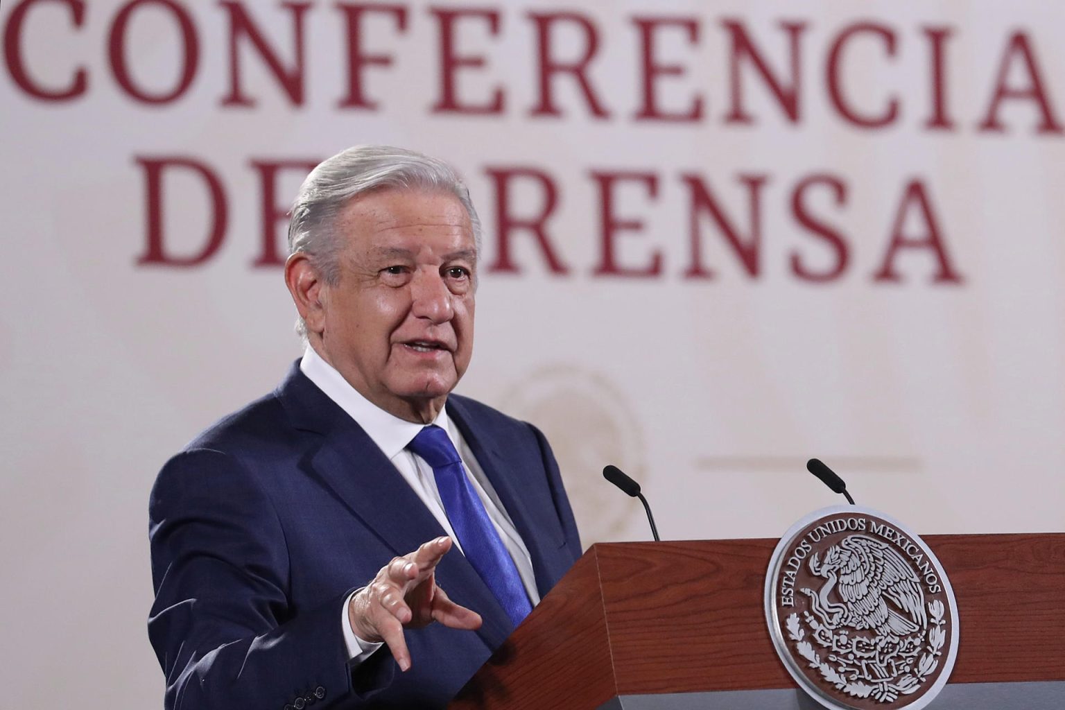 El presidente de México, Andrés Manuel López Obrador, habla durante su rueda de prensa diaria desde el Palacio Nacional, hoy, en la Ciudad de México (México). EFE/ Sáshenka Gutiérrez