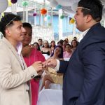 Adrián Rojas (i) y Luis Fernando Vargas (d) contraen matrimonio civil hoy, en el municipio Estancia de Morelos, Oaxaca (México). EFE/ Daniel Ricardez