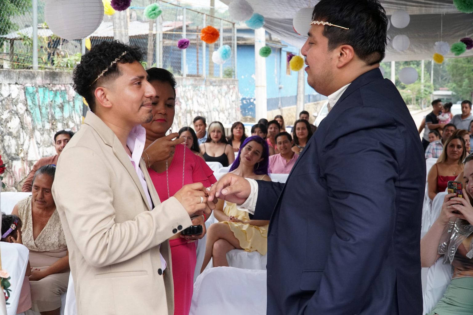 Adrián Rojas (i) y Luis Fernando Vargas (d) contraen matrimonio civil hoy, en el municipio Estancia de Morelos, Oaxaca (México). EFE/ Daniel Ricardez