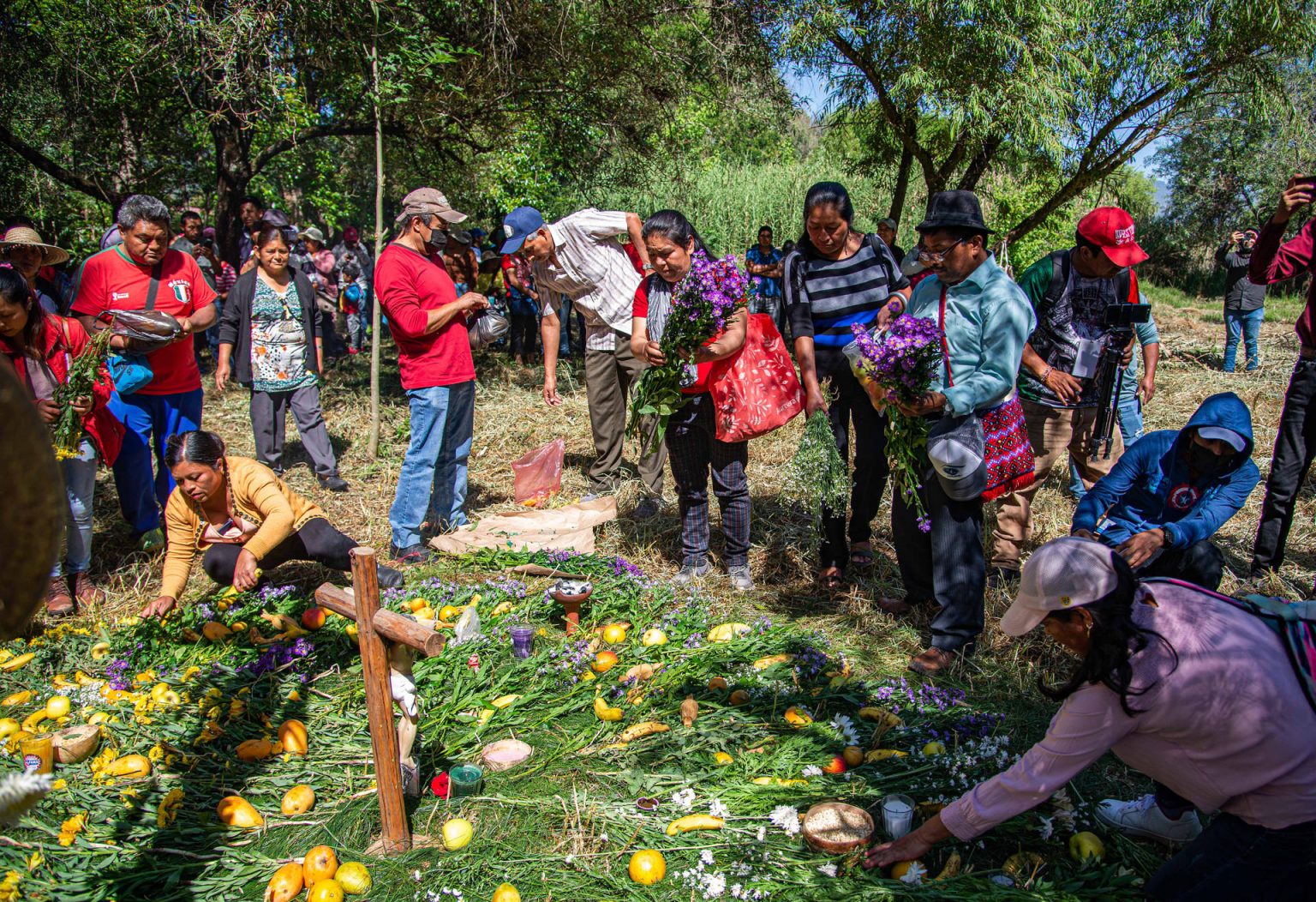 Indígenas realizan una ceremonia este domingo, a favor de manantiales en San Cristóbal de las Casas en Chiapas (México). EFE/Carlos López