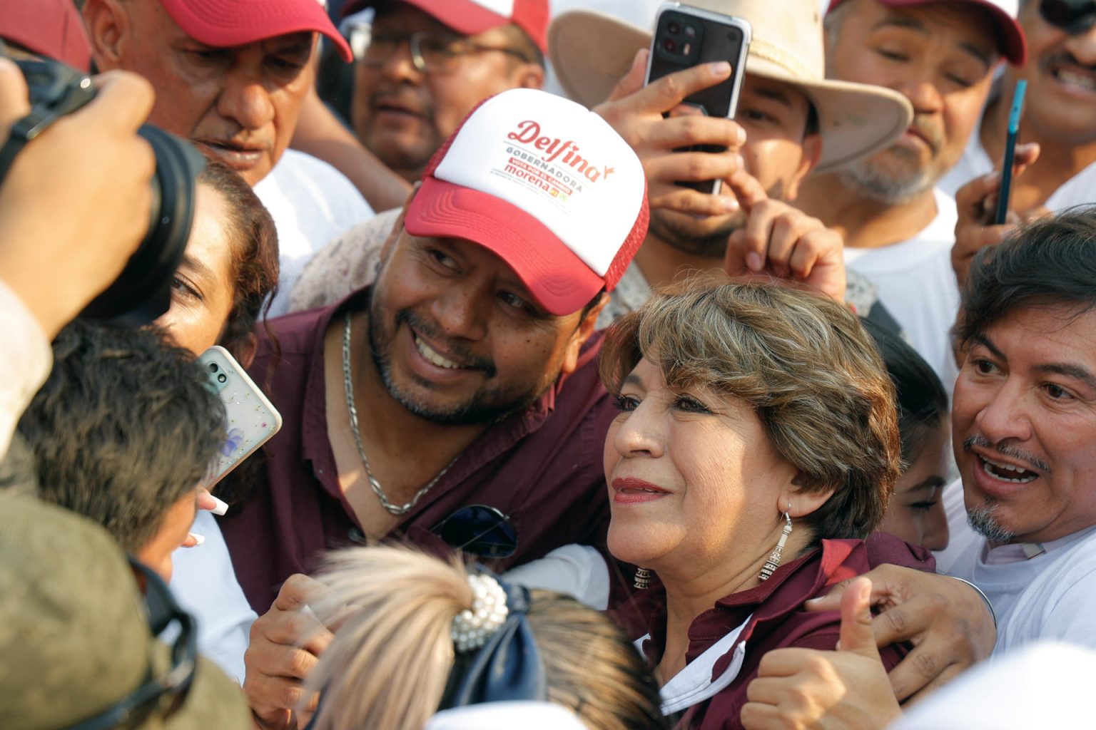 La candidata por la gobernatura del Estado de México por la coalición de los partidos MORENA, PVEM y PT, Delfina Gómez, participa durante un acto el 3 de mayo de 2023, en el municipio de Calimaya, en el Estado de México (México). EFE/Felipe Gutiérrez