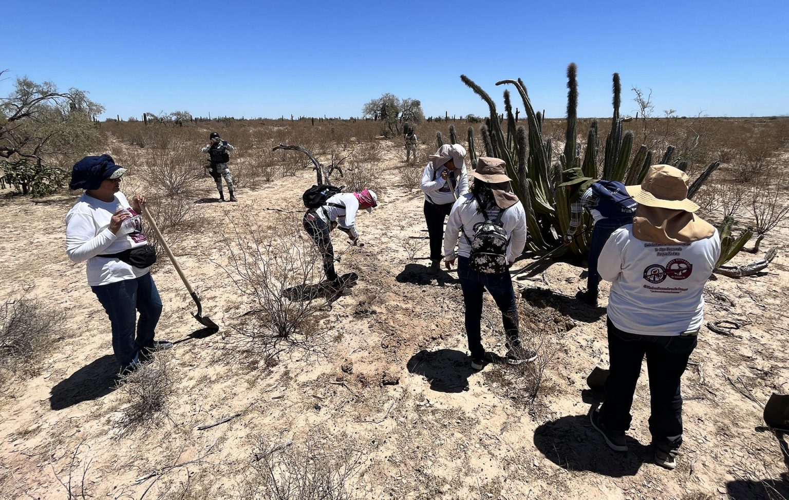 Mujeres que integran el colectivo Madres Buscadoras de Sonora buscan restos humanos en una fosas clandestinas en Hermosillo en Sonora (México). Fotografía de archivo. EFE/Daniel Sánchez