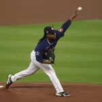 Fotografía de archivo en la que se registró al dominicano Framber Valdez, lanzador abridor de los Astros de Houston, quien trabajó la nueve entradas, permitió solo 4 hits, no admitió carreras y poncho a siete bateadores para acreditarse el triunfo de su equipo 2-0 sobre los Atléticos de Oakland. EFE/John G. Mabanglo