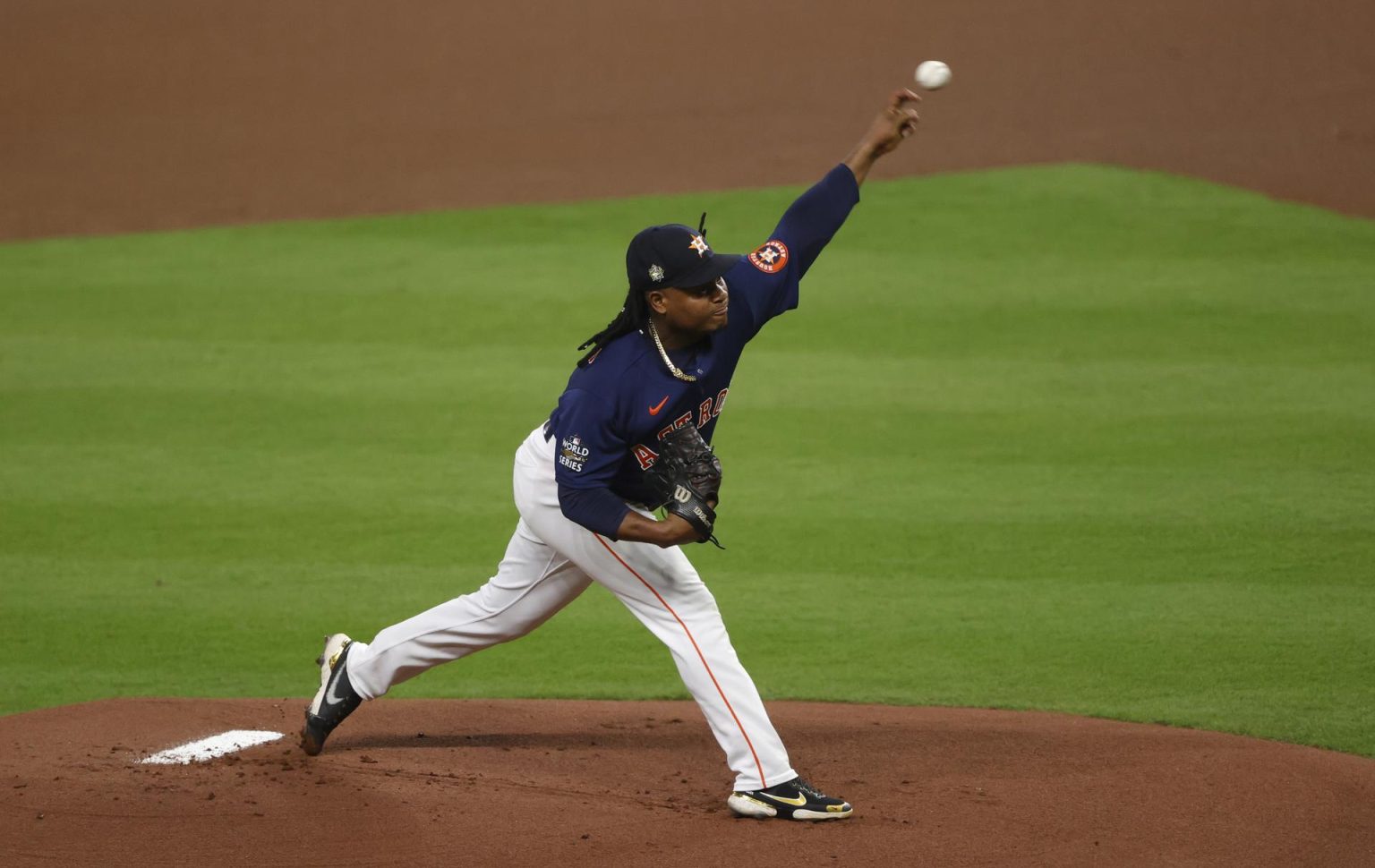 Fotografía de archivo en la que se registró al dominicano Framber Valdez, lanzador abridor de los Astros de Houston, quien trabajó la nueve entradas, permitió solo 4 hits, no admitió carreras y poncho a siete bateadores para acreditarse el triunfo de su equipo 2-0 sobre los Atléticos de Oakland. EFE/John G. Mabanglo