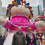 El cónsul general de México en Nueva York, Jorge Islas, y Adriana Vega, en representación de la secretaria de Turismo de Queretaro, México, posan frente a la muñeca gigante "Lelé", en el marco de su gira "#LeléPorElMundo", hoy en el Times Square en Nueva York (EE. UU). EFE/Ruth E. Hernández