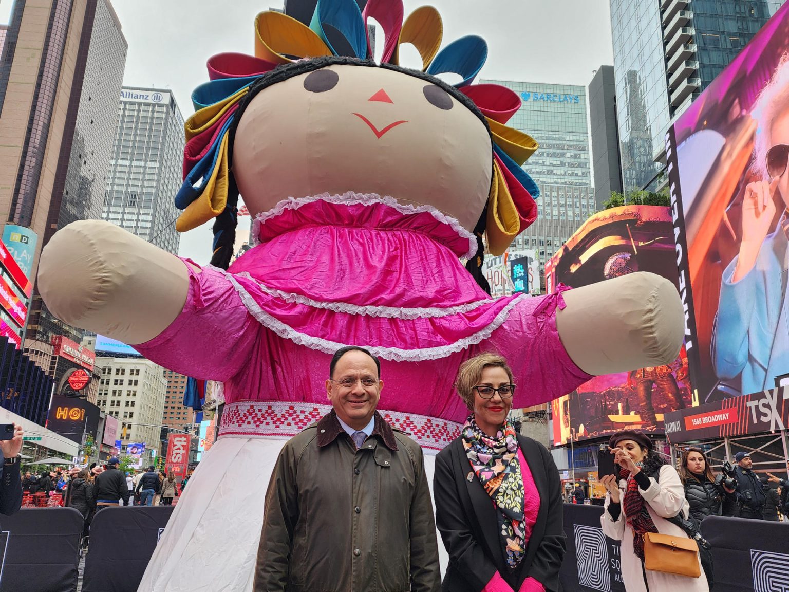 El cónsul general de México en Nueva York, Jorge Islas, y Adriana Vega, en representación de la secretaria de Turismo de Queretaro, México, posan frente a la muñeca gigante "Lelé", en el marco de su gira "#LeléPorElMundo", hoy en el Times Square en Nueva York (EE. UU). EFE/Ruth E. Hernández