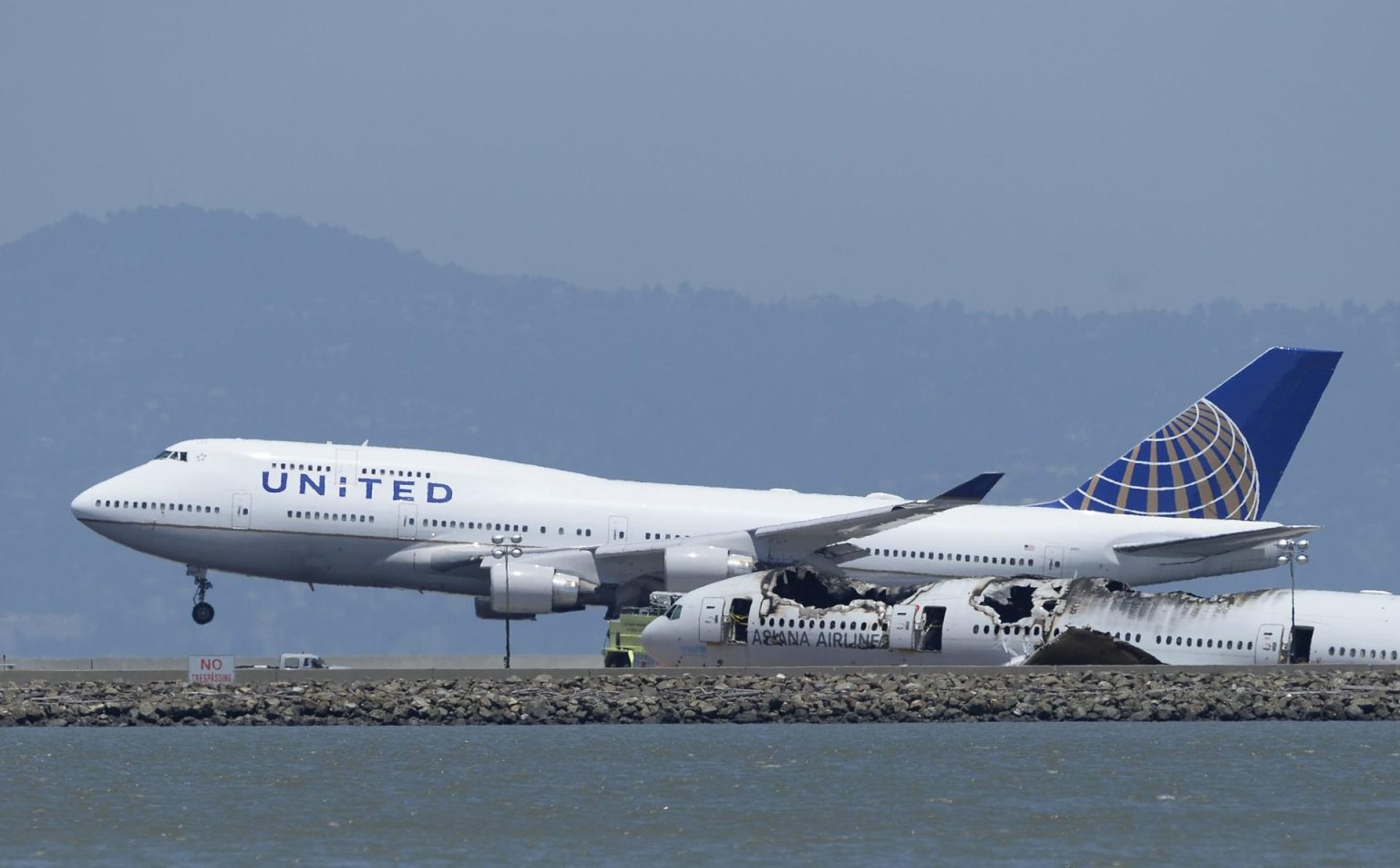 Fotografía de archivo donde aparece un avión de United Airlines.  EFE/JOHN G. MABANGLO