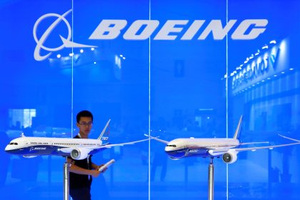 Fotografía de archivo que muestra dos maquetas de dos aviones de Boeing. EFE/ Wu Hong