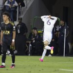 Riqui Puig del Los Ángeles Galaxy celebra tras anotar contra el LAFC, durante un partido por la Copa EE.UU. en el estadio Bank of California en Los Ángeles, California (Estados Unidos). EFE/ARMANDO ARORIZO