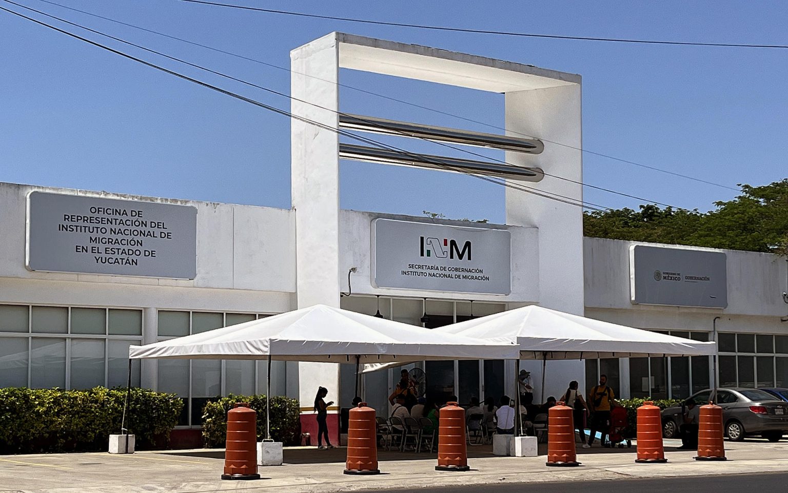 Migrantes acuden al Instituto Nacional de Migración (INM) en busca de resolver su situación migratoria, el 5 de mayo de 2023, en la ciudad de Mérida, Yucatán (México). EFE/ Martha López