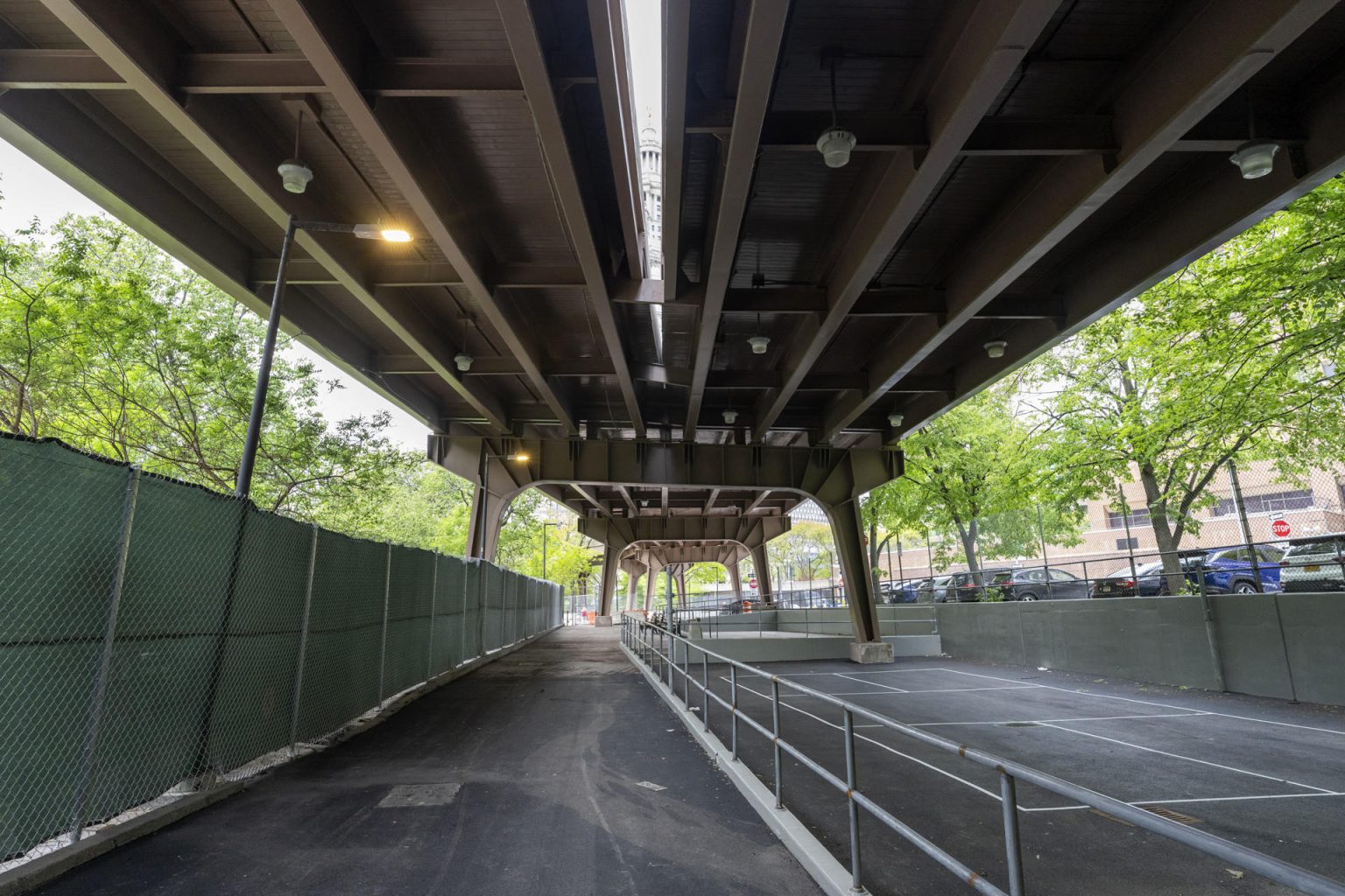 Fotografía cedida por la Alcaldía de Nueva York donde se aprecia el lado sur de "The Arches", espacio público revitalizado, debajo del puente de Brooklyn, el 3 de mayo de 2023, en Nueva York (EEUU). EFE/Ed Reed/Alcaldía de Nueva York /SOLO USO EDITORIAL/NO VENTAS/SOLO DISPONIBLE PARA ILUSTRAR LA NOTICIA QUE ACOMPAÑA/CRÉDITO OBLIGATORIO