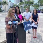 Adelys Ferrro, de la organización Caucus Venezolano-americano, habla durante una rueda de prensa frente al monumento "La antorcha de la amistad", hoy en Miami, Florida (EE. UU). EFE/Ana Mengotti