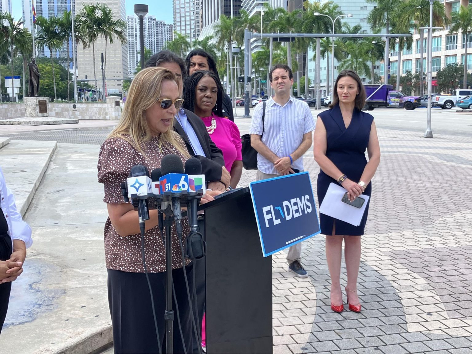 Adelys Ferrro, de la organización Caucus Venezolano-americano, habla durante una rueda de prensa frente al monumento "La antorcha de la amistad", hoy en Miami, Florida (EE. UU). EFE/Ana Mengotti