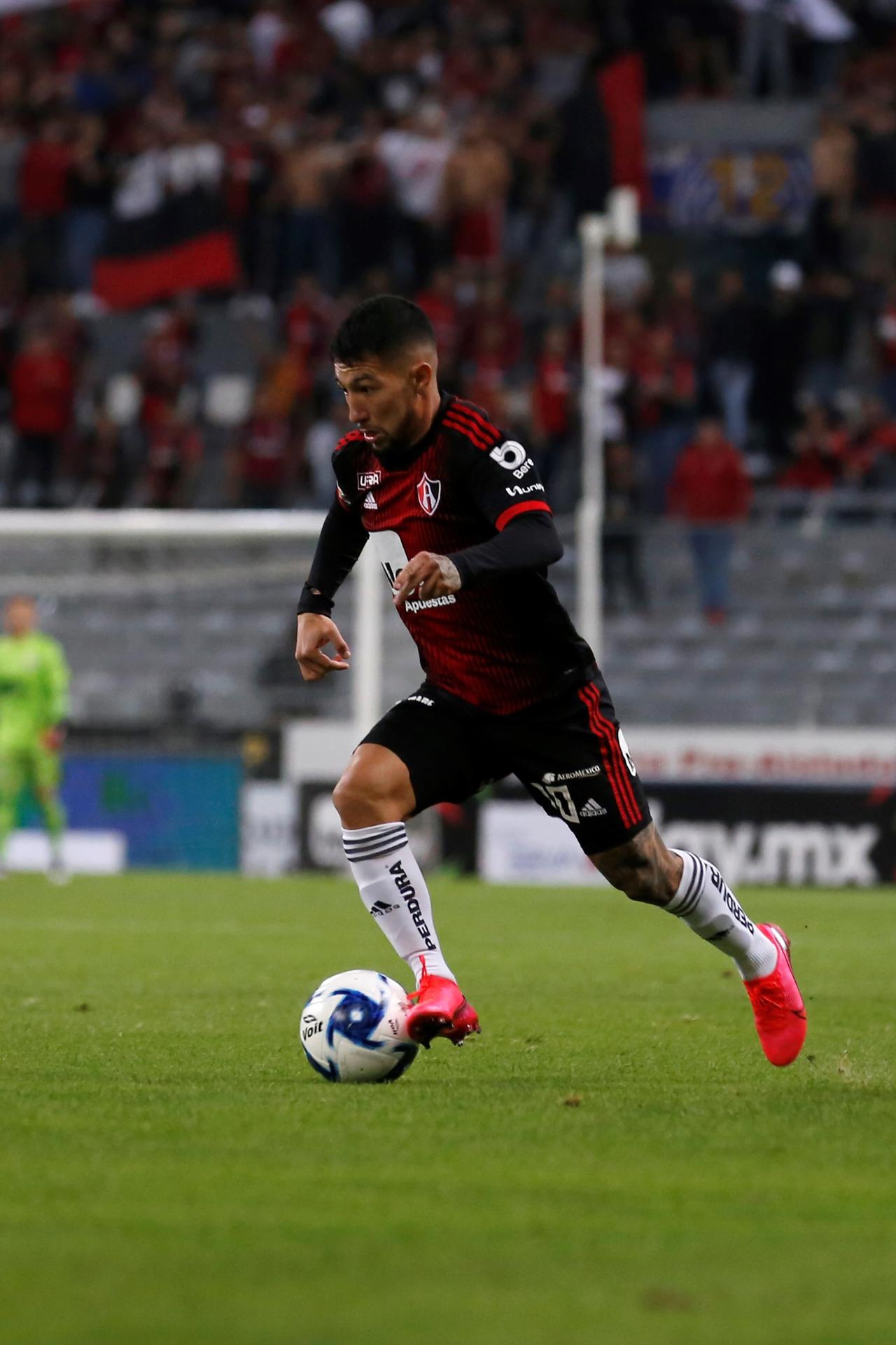 Fotografía de archivo en la que se registró al argentino Luciano Acosta, al actuar con el club mexicano de fútbol Atlas y actual centrocampista ofensivo del FC Cincinnati de la MLS. EFE/Francisco Guasco