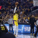 Fotografía tomada el pasado 2 de mayo en la que se registró al alero estrella de los Lakers de Los Ángeles, LeBron James (c), al lanzar para dos puntos a la canasta que defienden los Warriors de Golden State, durante el primer partido de esta semifinal de la Conferencia Oeste de la NBA, en el coliseo Chase Center, en San Francisco (California, EE.UU.) EFE/John G. Mabanglo