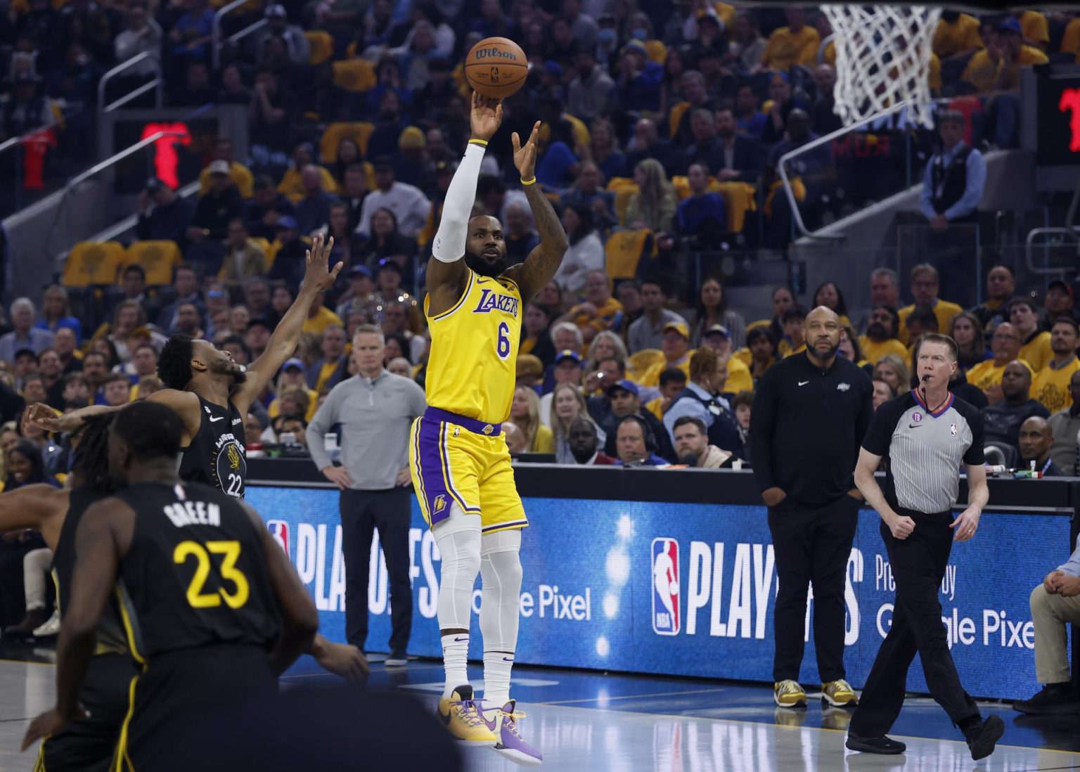 Fotografía tomada el pasado 2 de mayo en la que se registró al alero estrella de los Lakers de Los Ángeles, LeBron James (c), al lanzar para dos puntos a la canasta que defienden los Warriors de Golden State, durante el primer partido de esta semifinal de la Conferencia Oeste de la NBA, en el coliseo Chase Center, en San Francisco (California, EE.UU.) EFE/John G. Mabanglo