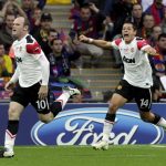 Fotografía de archivo, tomada el 28 de mayo de 2011, en la que se registró a los exatacantes del Manchester United Wayne Rooney (i) y Javier "Chicharito" Hernandez (d), al celebrar un gol que le anotaron al Barcelona, durante la final de la Liga de Campeones de la UEFA, en el estadio de Wembley, en Londres (Reino Unido). EFE/Johathan Brady