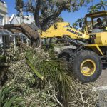 Un hombre en tractor limpia las calles tras el paso del huracán Irma, en Naples (EE.UU.). Imagen de archivo. EFE/Giorgio Viera.