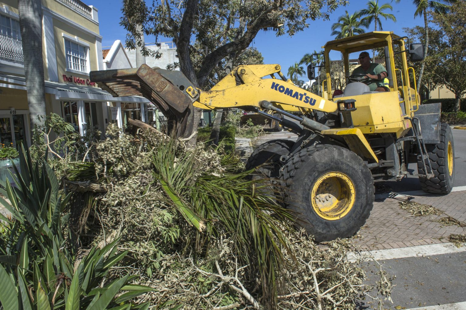 Un hombre en tractor limpia las calles tras el paso del huracán Irma, en Naples (EE.UU.). Imagen de archivo. EFE/Giorgio Viera.