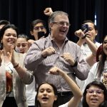 El excanciller mexicano Marcelo Ebrard y su esposa, Rosalinda Bueso (i), sonríen junto a jóvenes durante un acto de campaña en Ciudad de México (México). Imagen de archivo. EFE/José Méndez